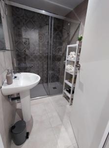A bathroom at Apartamento en Alicante La Casa Azul Még 37 kép