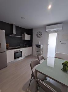 A kitchen or kitchenette at Apartamento en Alicante La Casa Azul