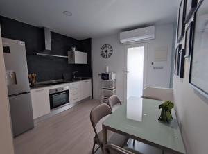 A kitchen or kitchenette at Apartamento en Alicante La Casa Azul