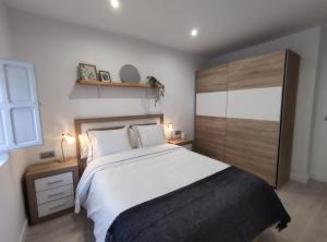A bed or beds in a room at Apartamento en Alicante La Casa Azul