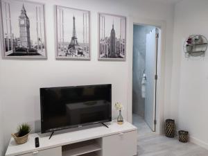 A television and/or entertainment centre at Apartamento en Alicante La Casa Azul