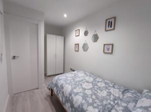 A bed or beds in a room at Apartamento en Alicante La Casa Azul