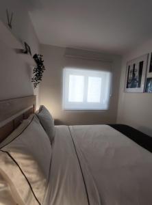 A bed or beds in a room at Apartamento en Alicante La Casa Azul