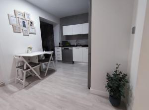 A kitchen or kitchenette at Apartamento en Alicante La Casa Azul