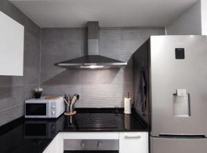 A kitchen or kitchenette at Apartamento en Alicante La Casa Azul