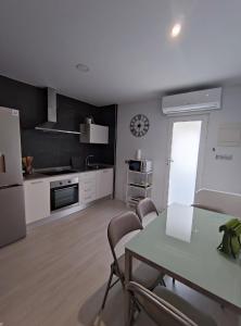 A kitchen or kitchenette at Apartamento en Alicante La Casa Azul
