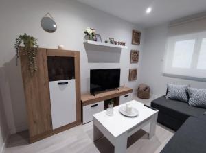 A television and/or entertainment centre at Apartamento en Alicante La Casa Azul
