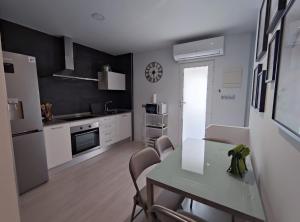 A kitchen or kitchenette at Apartamento en Alicante La Casa Azul