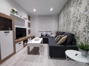 A television and/or entertainment centre at Apartamento en Alicante La Casa Azul