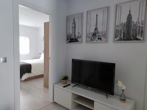 A television and/or entertainment centre at Apartamento en Alicante La Casa Azul