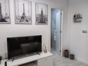 A television and/or entertainment centre at Apartamento en Alicante La Casa Azul