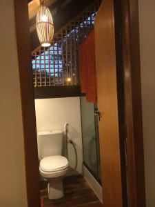 Ένα μπάνιο στο Casa Aldeia dos Pescadores - Agora com suíte e varanda no mezanino - PET Friendly +9 φωτογραφίες