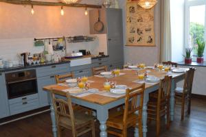 uma cozinha com uma mesa com copos de sumo de laranja em Aux 4 Saules de 4 Wilgen em Modave