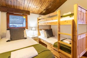 シャモニー・モンブランにあるAPARTMENT CHAMOUNY - Alpes Travel - Chamonix - Sleeps 8のキャビン内のベッドルーム1室(二段ベッド2組付)