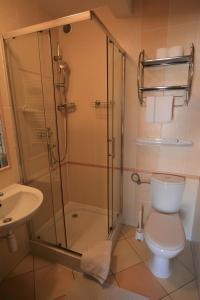 グジボボにあるVilla Antojaのバスルーム(シャワー、トイレ、シンク付)