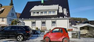 ヴィンターベルクにあるFerienwohnung Orchideeの家の前に停車した小型赤車
