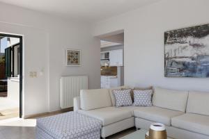 Posedenie v ubytovaní Keano Villa, with Pool & BBQ, Ping Pong, Playground, By ThinkVilla