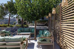 Posedenie v ubytovaní Keano Villa, with Pool & BBQ, Ping Pong, Playground, By ThinkVilla