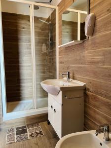 een badkamer met een wastafel en een douche bij B&B del Lago in Sansepolcro