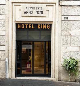 uma entrada do hotel com uma placa de rei por cima em Hotel King em Roma