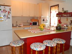 A cozinha ou kitchenette de Impeccable apartment with view in Dolna Matka
