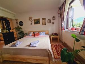 um quarto com uma cama com dois travesseiros em Impeccable apartment with view in Dolna Matka em Skopje
