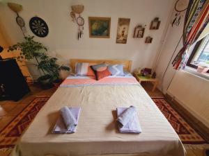 Uma cama ou camas num quarto em Impeccable apartment with view in Dolna Matka