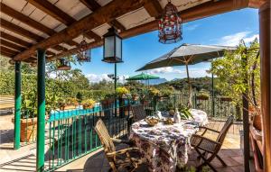 un tavolo con sedie e un ombrellone su un patio di Beautiful Home In Alvignano With Kitchen ad Alvignano
