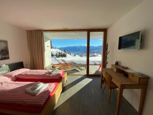 TV a/nebo společenská místnost v ubytování Casa Admisa, spektakuläre Aussicht, Ski in and out, hochwertige Einrichtung, Valserstein und Eiche
