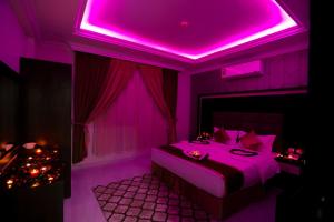 a purple room with a bed with a purple ceiling at جراند سيزون للشقق المخدومة in Dammam