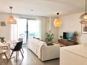ein Wohnzimmer mit einem Sofa und einem Tisch in der Unterkunft Brand new 2 bedroom apartment in Duna Beach, Torrox Costa in Torrox Costa