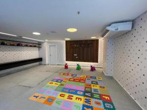 een kamer met een kleurrijk tapijt op de vloer bij Apartamento em Salinas - Exclusive Resort in Salinópolis