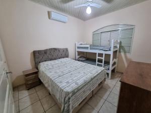 ein Schlafzimmer mit einem Bett und einem Schreibtisch. in der Unterkunft RECANTO ANDRADE in Olímpia