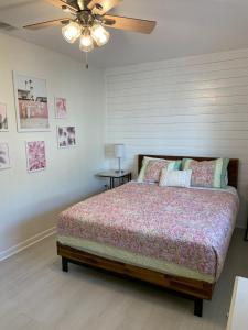 um quarto com uma cama e uma ventoinha de tecto em The Nest Egg em Panama City Beach