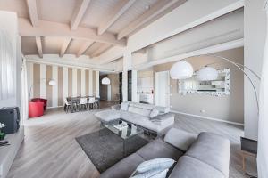 ein Wohnzimmer mit einem Sofa und einem Tisch in der Unterkunft Residenza Miralago by Wonderful Italy in Desenzano del Garda