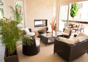 Гостиная зона в Apartamentos Sol Romántica by DOT Suites