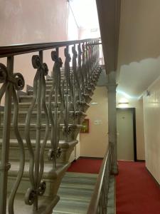 uma escada em espiral num edifício com tapete vermelho em Hotel Quo Vadis em Udine