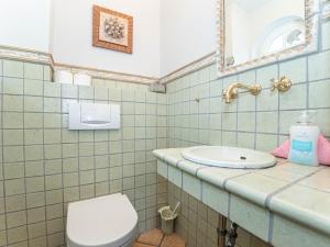 ヴェスターラントにあるAppartement-Niciのバスルーム(トイレ、洗面台付)