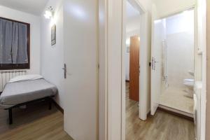 a small bathroom with a toilet and a doorway at Rialto House wi-fi in Venice