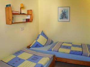 博登邁斯的住宿－FW Zum Königshang，卧室配有两张床,墙上挂着一幅画