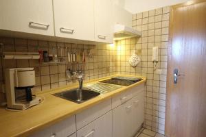博登邁斯的住宿－FW Zum Königshang，厨房配有水槽和咖啡壶