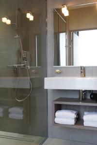 La salle de bains est pourvue d'un lavabo et d'une douche. dans l'établissement Villa des Thermes, à Saint-Malo