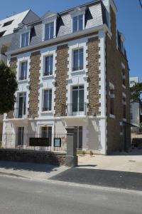 un gran edificio de ladrillo en el lateral de una calle en Villa des Thermes, en Saint-Malo