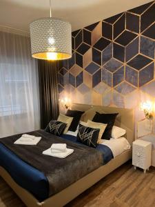 a bedroom with a large bed with a hexagonal wall at Le Sciantose Relais in Naples