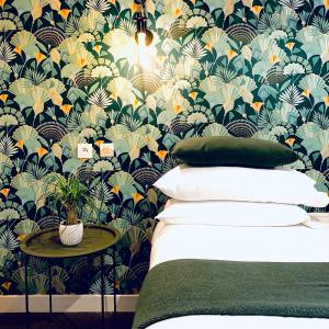 Llit o llits en una habitació de Hôtel Gaspard