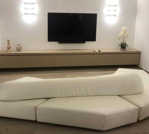 Televízia a/alebo spoločenská miestnosť v ubytovaní Gonzaga Guest House