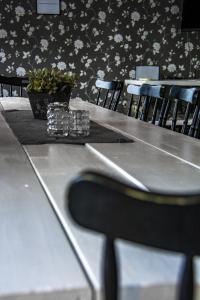 a table with chairs and a potted plant on it at Villa Vengetind in Isfjorden