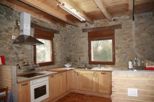 Kuchyň nebo kuchyňský kout v ubytování Casa Rural Ecológica Arrizurieta