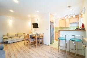 Kuchyňa alebo kuchynka v ubytovaní Apartamenty EverySky - 1 go Maja 35A-35B