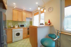 Kuchyňa alebo kuchynka v ubytovaní Apartamenty EverySky - 1 go Maja 35A-35B